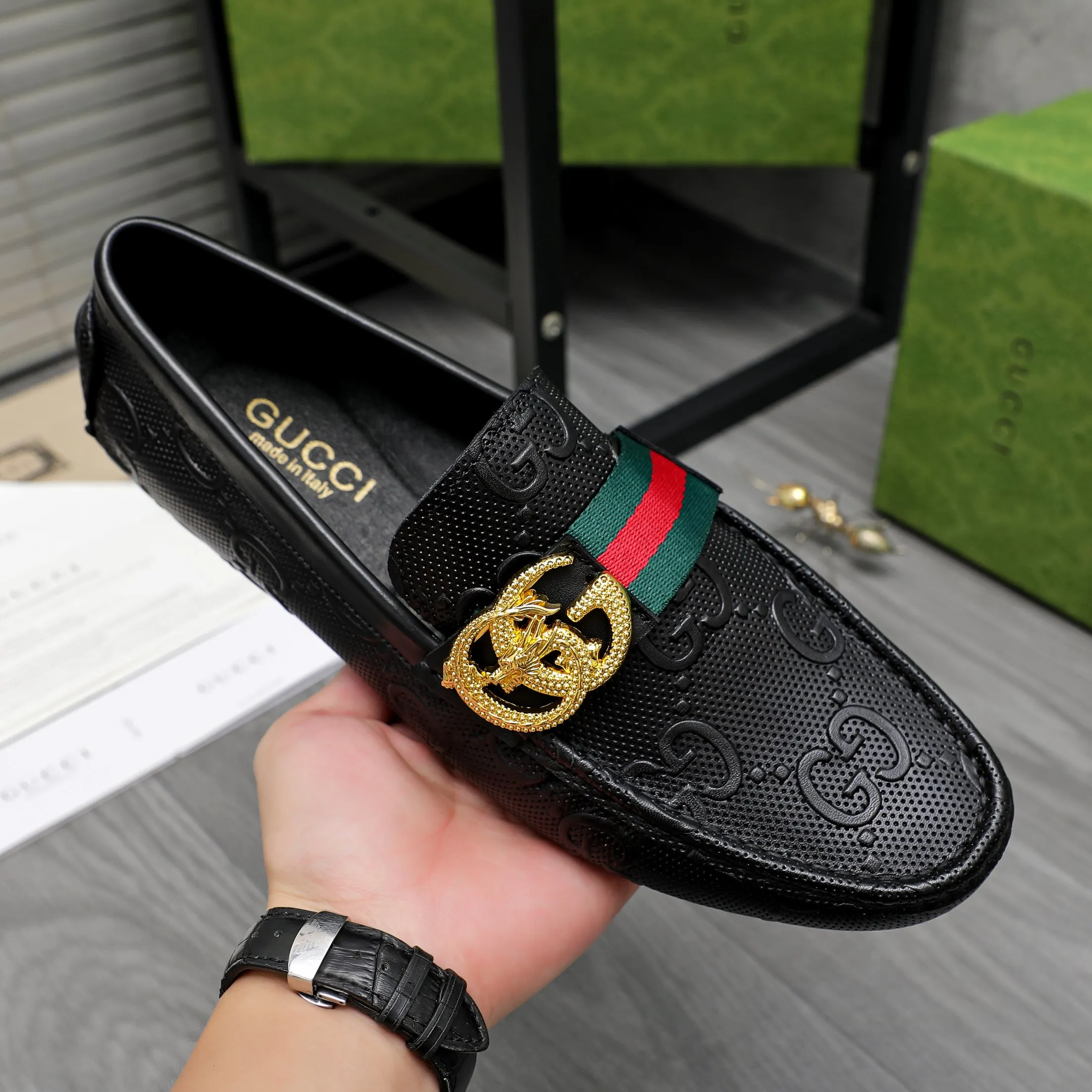 Men's shoes 💰400 Product trademark: GUCCI "Gucci" casual slip-on shoes Regular size: 38-45 (45 is custom-made and non-returnable) Product materials: Selected embossed cowhide upper, branded metal buckle decoration, pigskin lining, rubber outsole